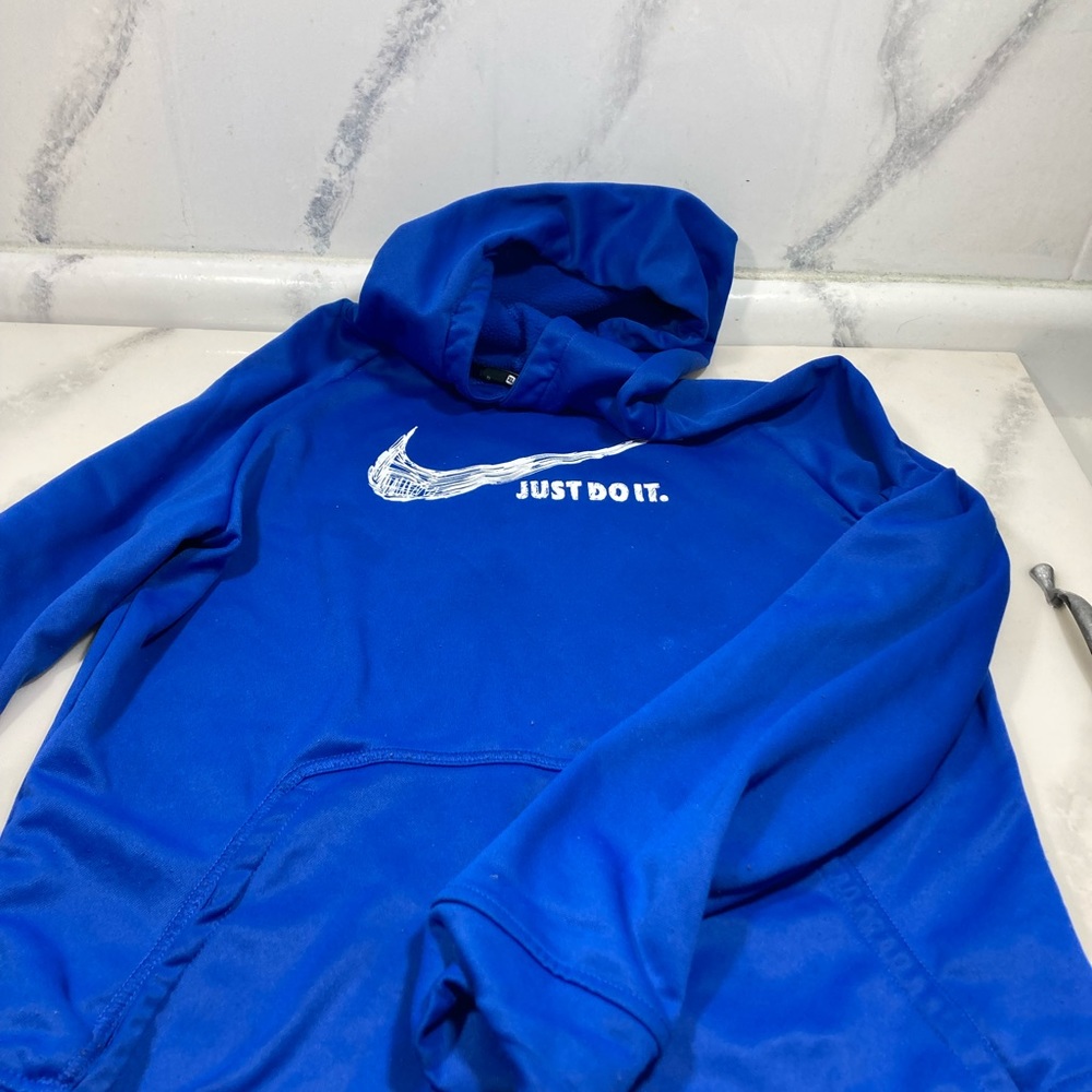 Nike hooded shirt runs small it’s X-Large but it’s like a large 14/16